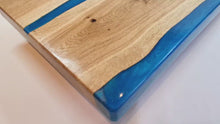 Load and play video in Gallery viewer, Jazzy Blue Handcrafted Oak Serving Tray - Chic & Rustic with Epoxy Detailing