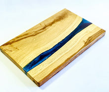 Load image into Gallery viewer, Epoxy Oak Serving Tray - Handcrafted, Blue-Purple Gradient with Bespoke Colour Options