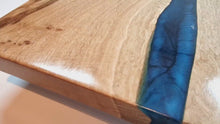 Load and play video in Gallery viewer, Epoxy Oak Serving Tray - Handcrafted, Blue-Purple Gradient with Bespoke Colour Options